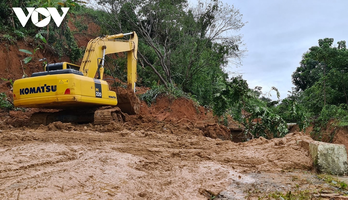 Rescue work at landslide site continues overnight, 14 bodies retrieved